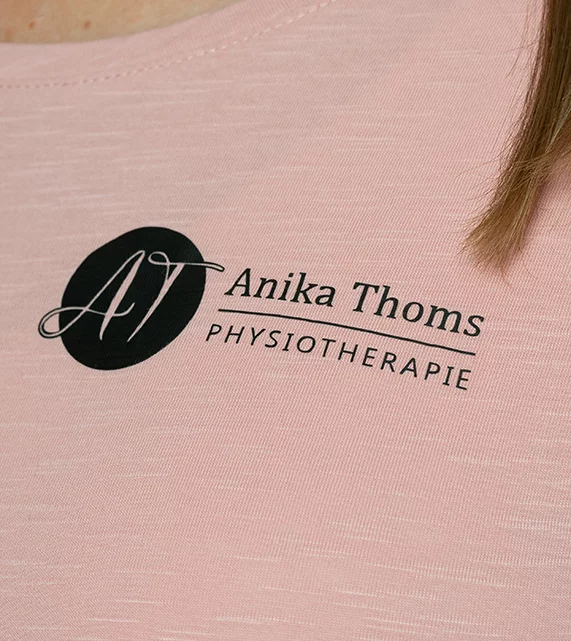 T-Shirt mit Logo einer Mitarbeiterin von Physio Thoms in Lendersdorf.