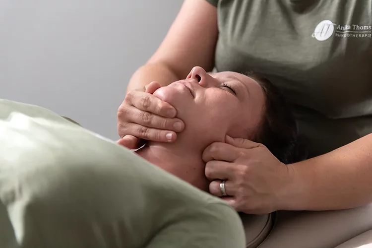 Physiotherapeutin Anika Thoms behandelt eine Patient mit einer Kiefergelenkstherapie.