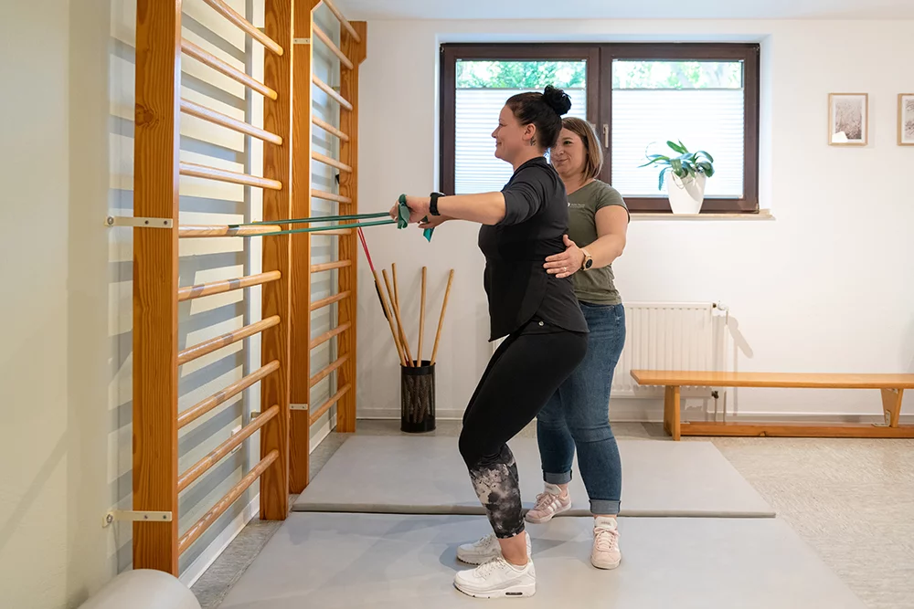 Anika Thoms in einer Krankengymnastik-Behandlung in der Physiotherapiepraxis in Lendersdorf.