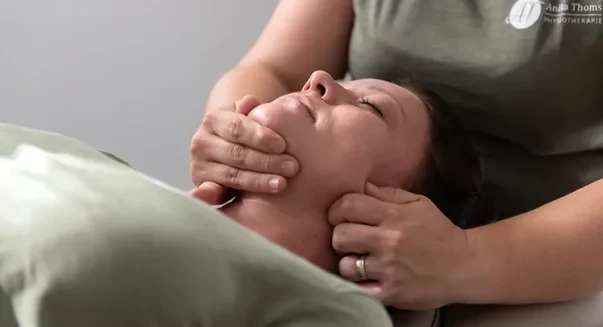 Physiotherapeutin Anika Thoms behandelt eine Patient mit einer Kiefergelenkstherapie.