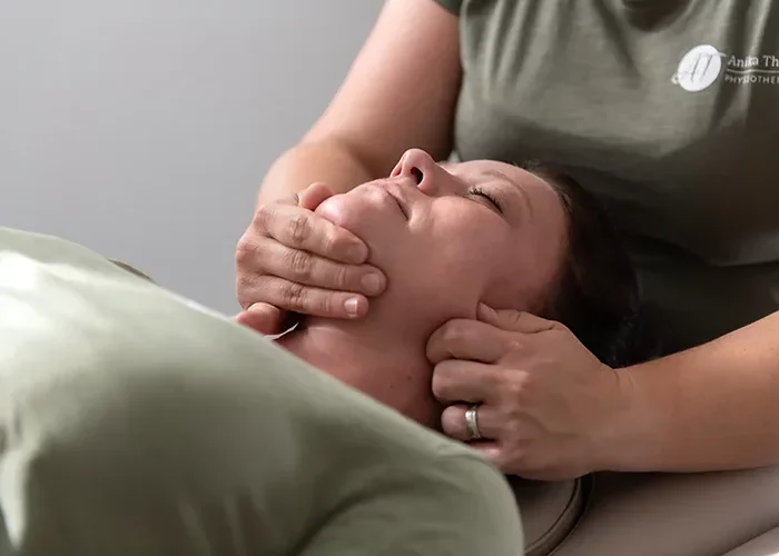 Physiotherapeutin Anika Thoms behandelt eine Patient mit einer Kiefergelenkstherapie.