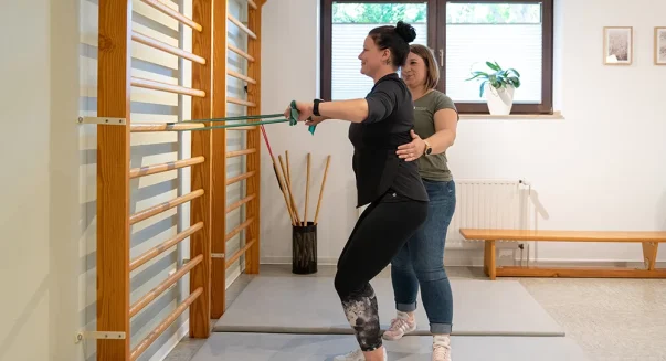 Anika Thoms in einer Krankengymnastik-Behandlung in der Physiotherapiepraxis in Lendersdorf.