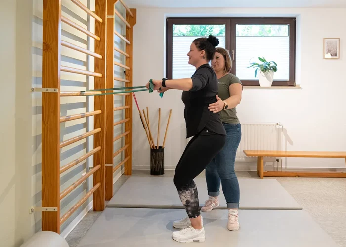 Anika Thoms in einer Krankengymnastik-Behandlung in der Physiotherapiepraxis in Lendersdorf.