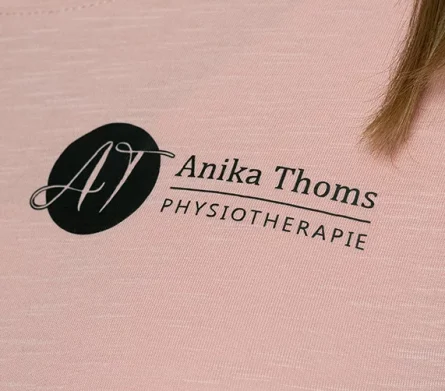 T-Shirt mit Logo einer Mitarbeiterin von Physio Thoms in Lendersdorf.